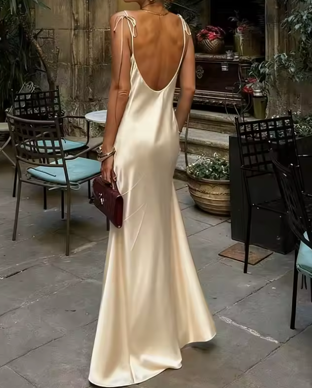 Vestido de satén color champán